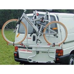 Cykelställ monterat på VW T5 skåpbils baklucka med en cykel fastsatt, redo för transport.